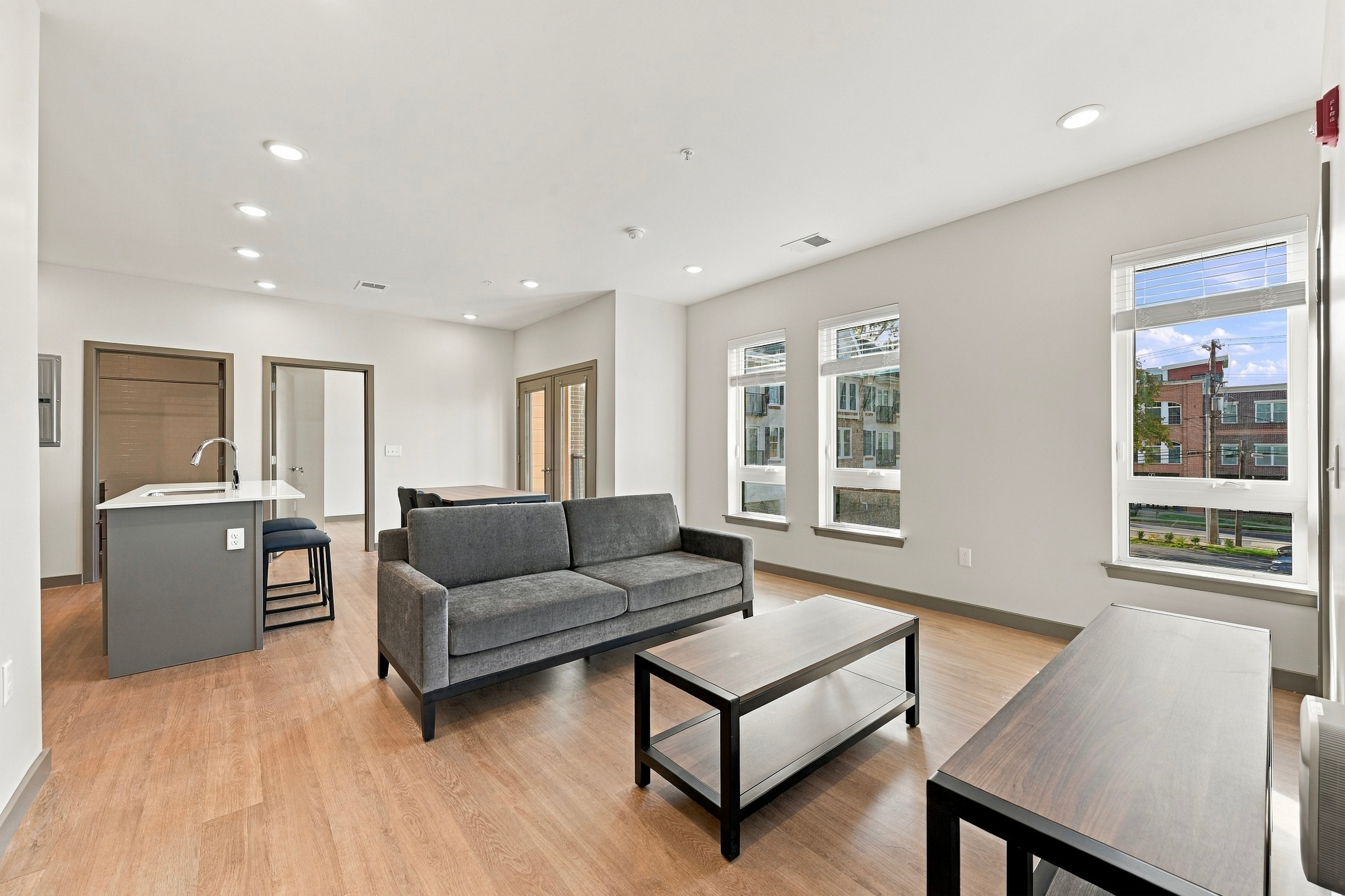02-141 E Main St_02